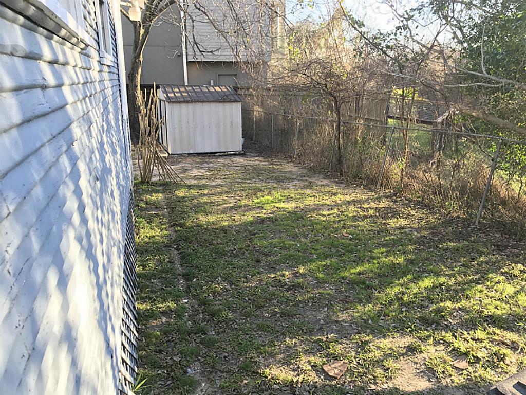 531 Threlkeld Street Houston, TX 77007 - Photo 14 of 15 a view of a back yard of the house