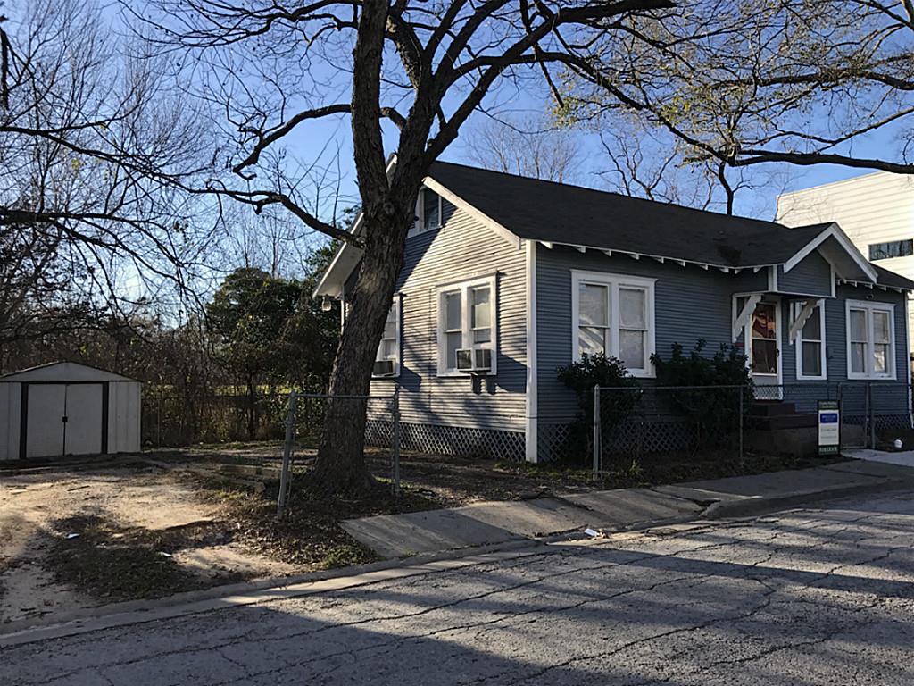 531 Threlkeld Street Houston, TX 77007 - Photo 3 of 15 a front view of a house with a yard