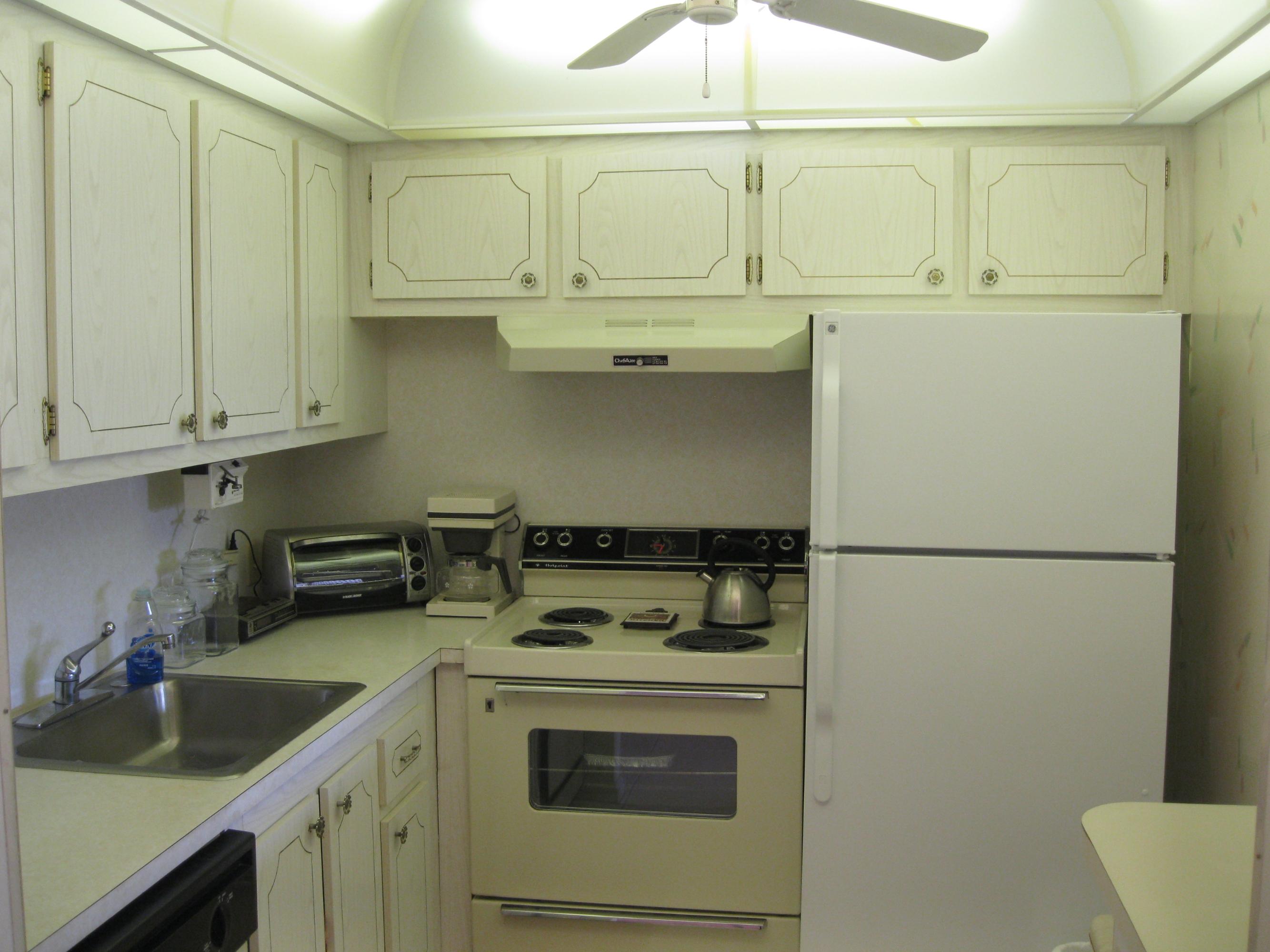 321 Preston H, Unit 3210 Boca Raton, FL 33434 - Photo 7 of 17 Kitchen