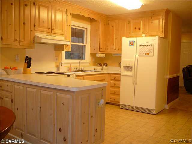 912 Rasmussen Drive Sandston, VA 23150 - Photo 7 of 12 Kitchen - Wonderful eat-in kitchen with abundant c