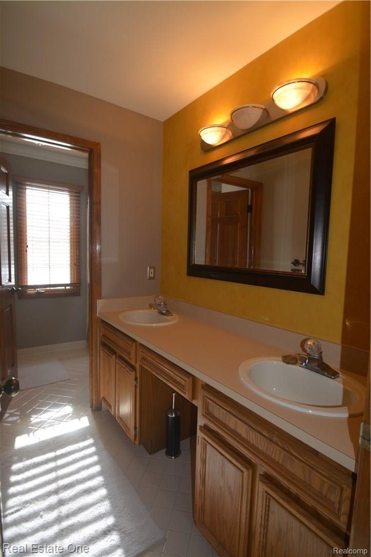 706 Snowmass Drive Rochester, MI 48309 - Photo 18 of 25 Upper bath with tub and shower, plus dual sinks.