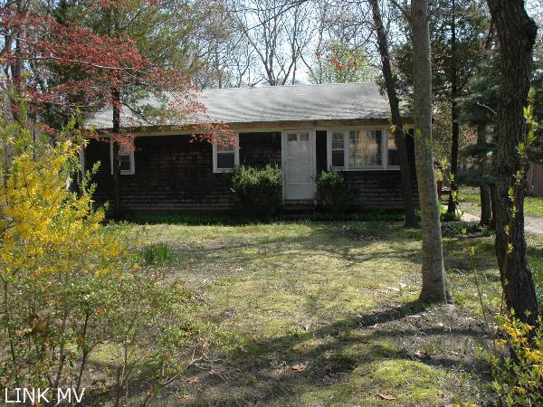 226 County Road Oak Bluffs, MA 02557 - Photo 4 of 7 http://d1qzqeyxiitrap.cloudfront.net/photos/17016/600/c197dd85.jpg