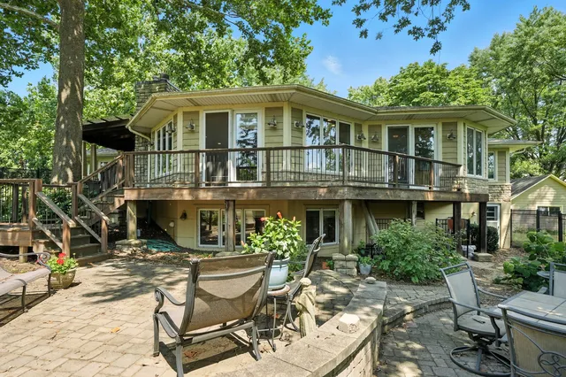 a view of entryway with a shower