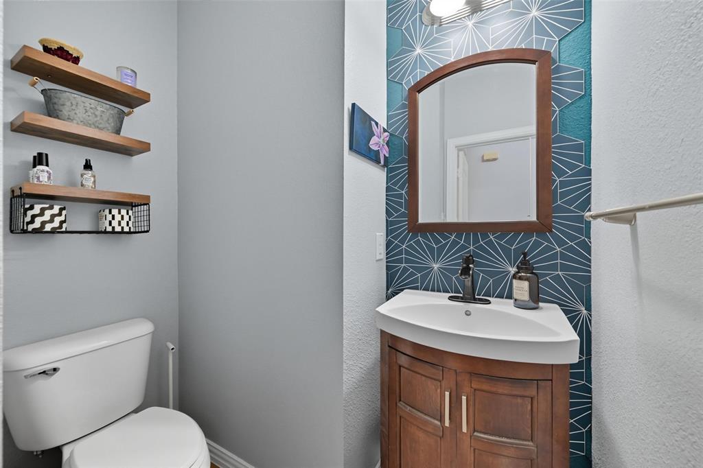 11577 Mansfield Drive Frisco, TX 75035 - Photo 21 of 37 a bathroom with a toilet sink and mirror