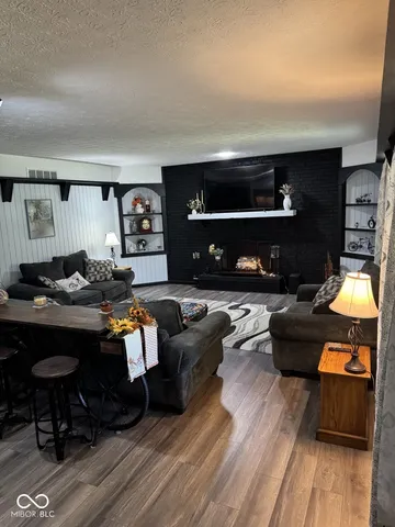 $369,000 | 7832 Mallard Way, Indianapolis, IN 46256