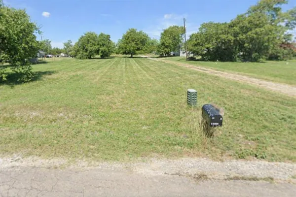a view of a yard