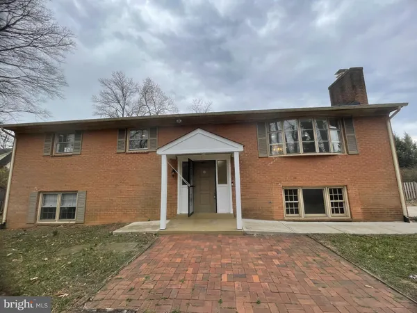 $1,100,000 | 913 North Harrison Street, Arlington, VA 22205