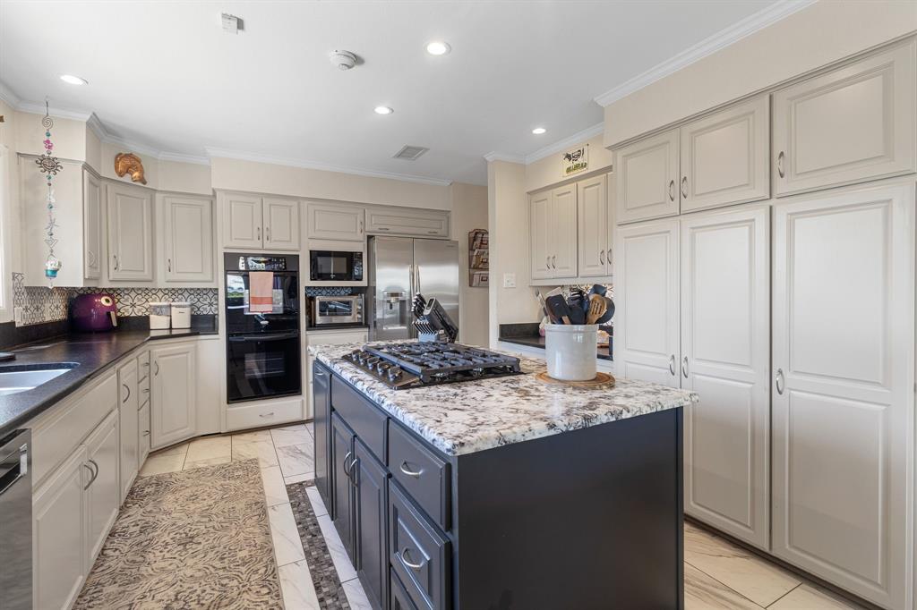 905 Crowley Road Arlington, TX 76012 - Photo 14 of 40