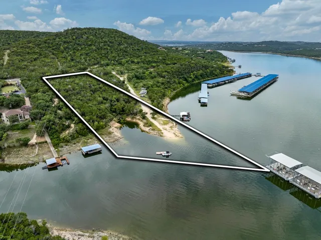 a view of a tennis court