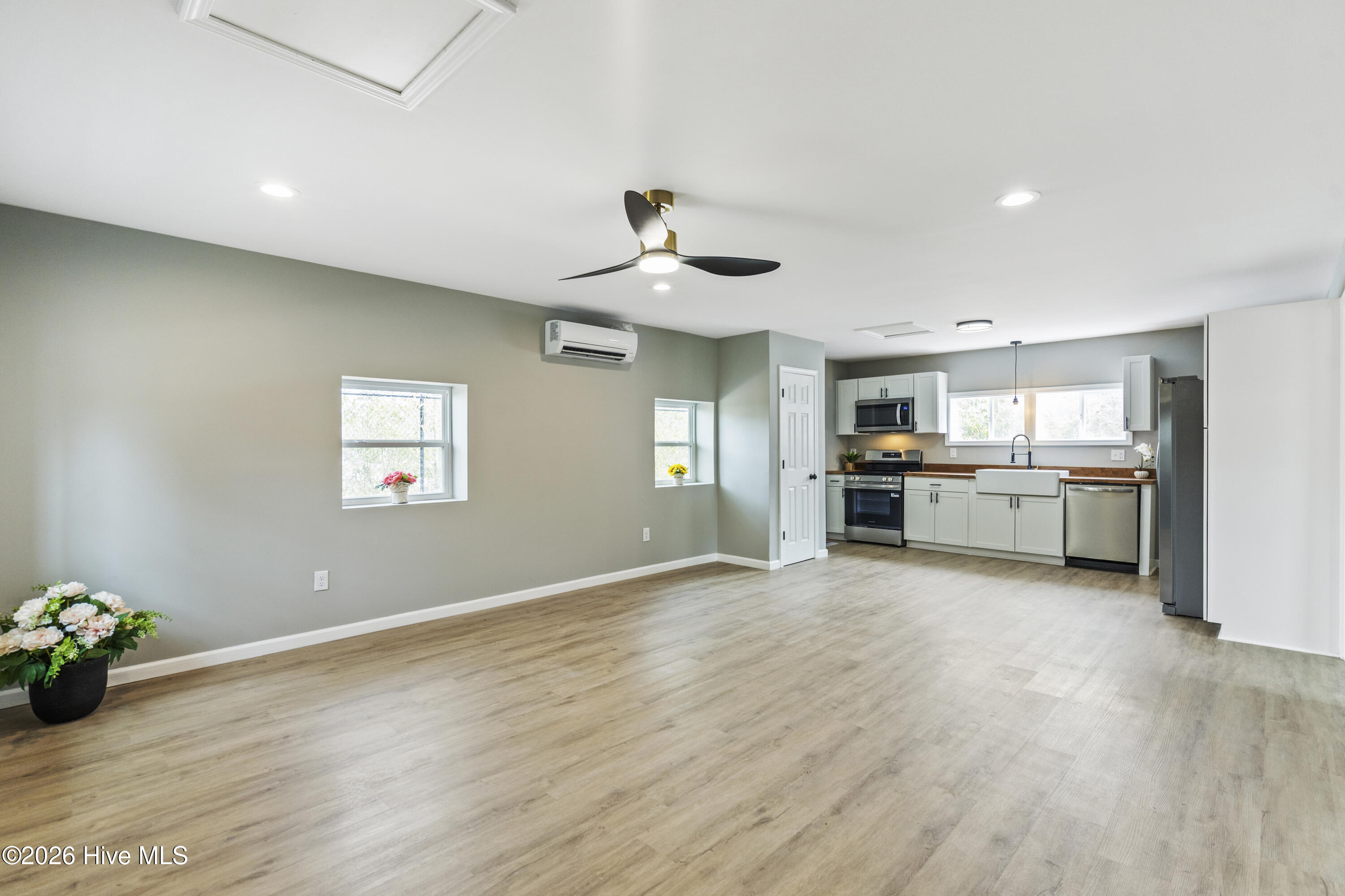 155 Bryan Road Wilmington, NC 28412 - Photo 25 of 50 Living Room/Kitchen