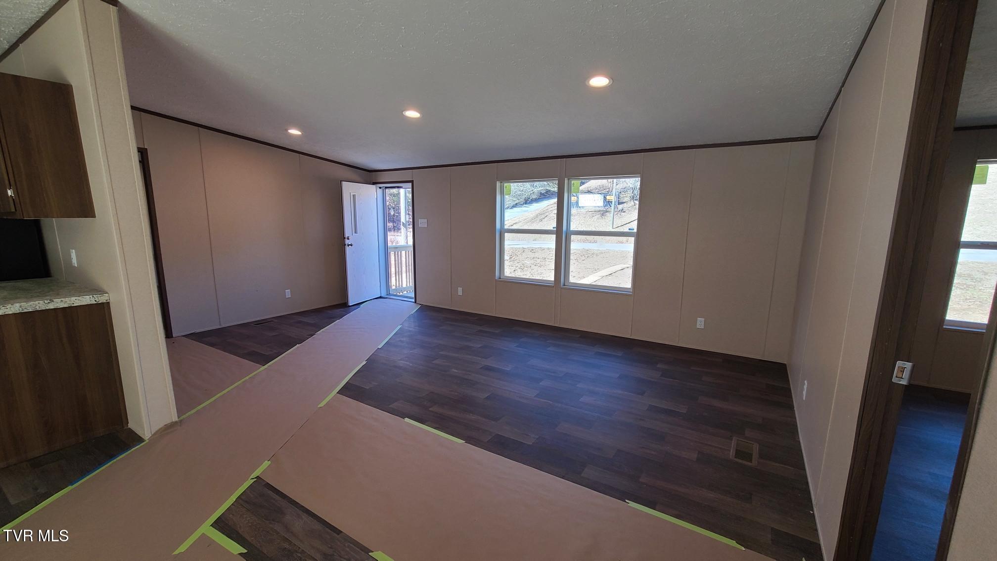 251 Bellebrook Road Bristol, TN 37620 - Photo 3 of 11 LIVING ROOM