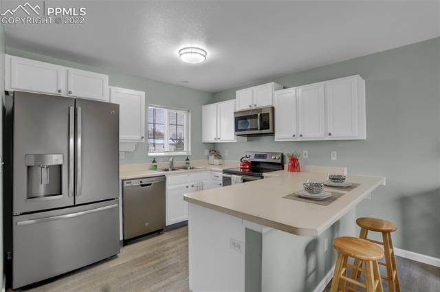 1717 Keswick Road Colorado Springs, CO 80906 - Photo 9 of 23 Light and bright kitchen with breakfast bar.