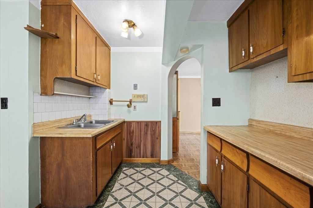 52 Harrison Street Worcester, MA 01604 - Photo 9 of 38