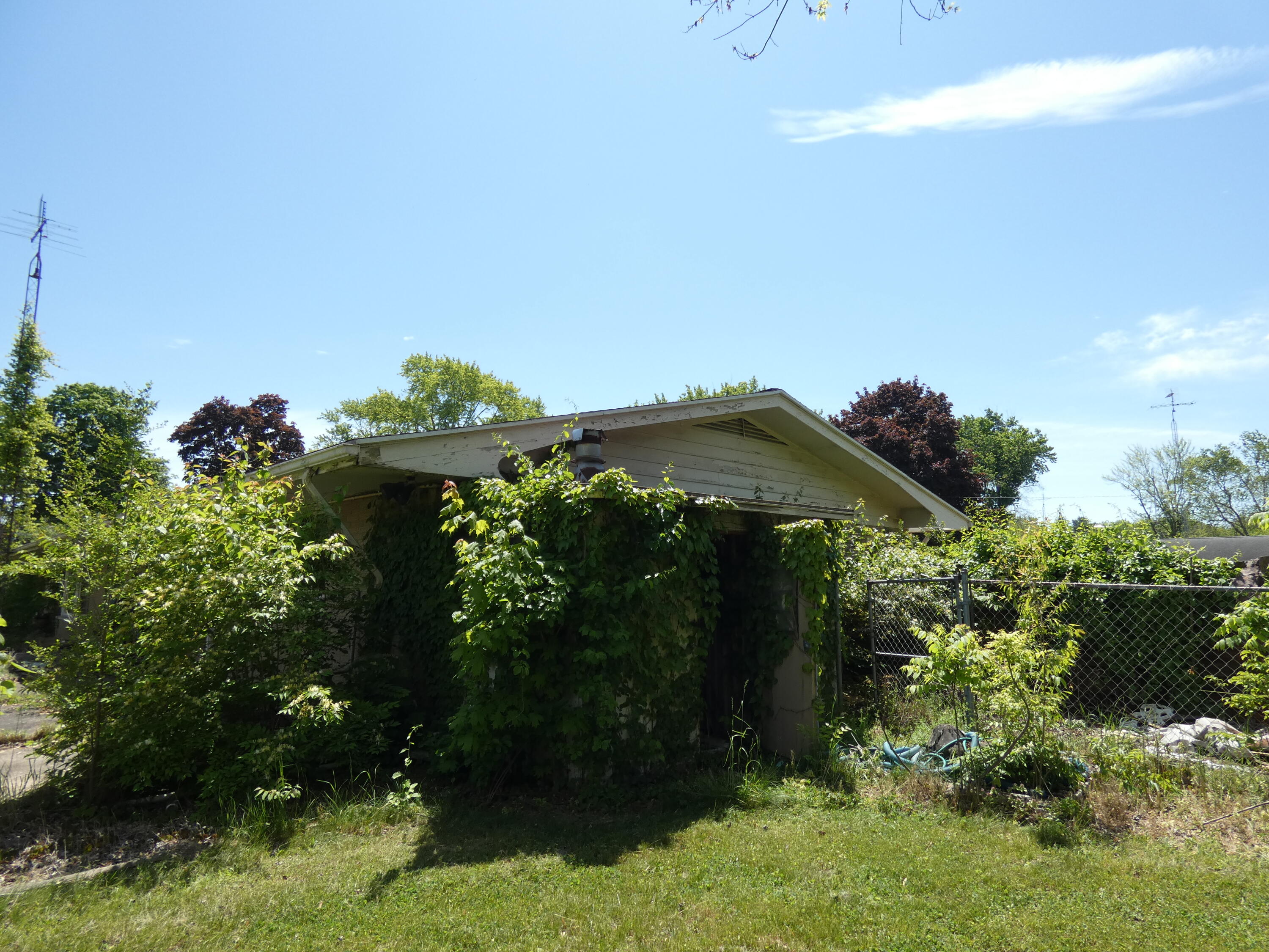 301 Fisk Road Benton Harbor, MI 49022 - Photo 5 of 42 P1010851