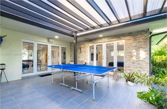 a view of entryway with furniture