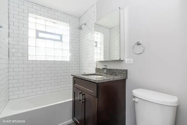 $1,975 | 6527 North Seeley Avenue, Unit 1W, Chicago, IL 60645