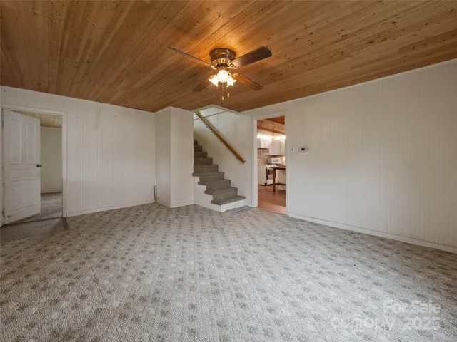 a view of empty room with a ceiling fan