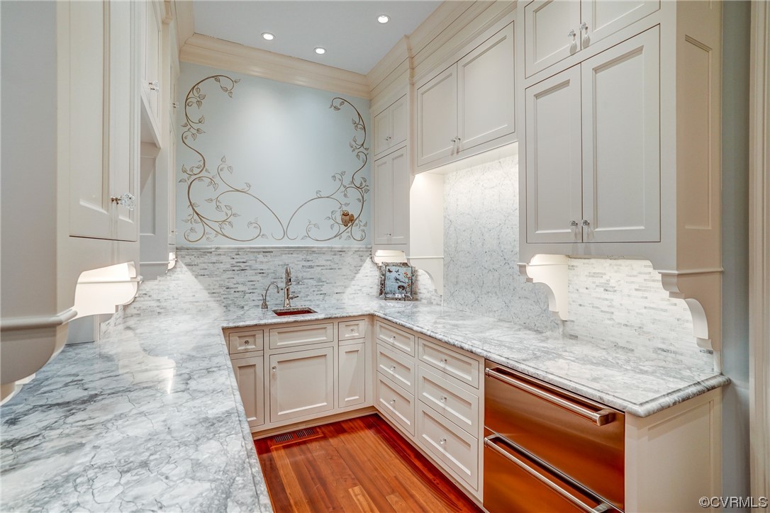 501 Rivergate Drive Henrico, VA 23238 - Photo 10 of 50 a kitchen with granite countertop a sink and cabinets