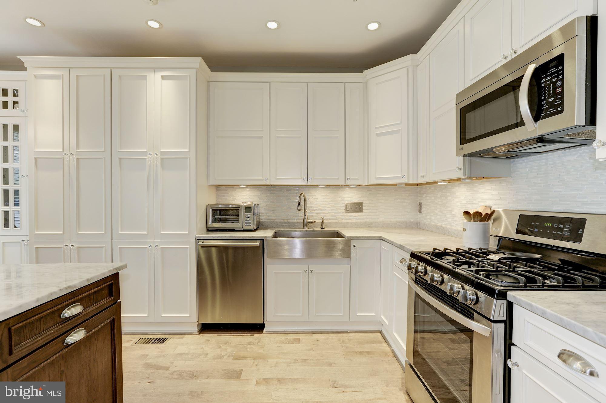 8532 Bells Ridge Terrace Potomac, MD 20854 - Photo 14 of 32 Main Level - Eat-in Kitchen