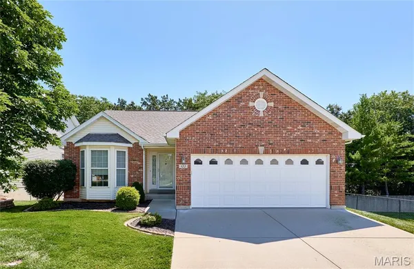 $379,900 | 122 Westgate Drive, St. Peters, MO 63376
