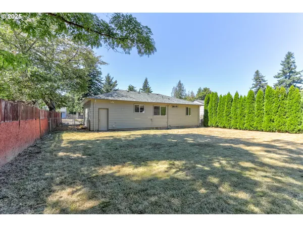 a view of a yard with a house