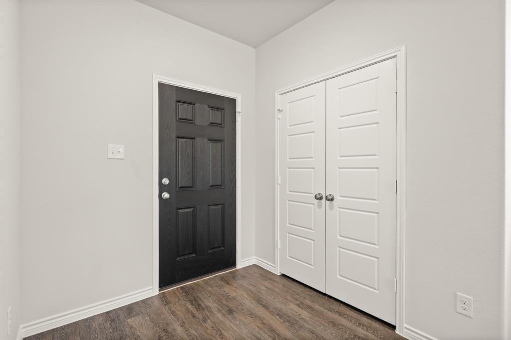 1510 Romans Road Ennis, TX 75119 - Photo 4 of 22 a view of an empty room