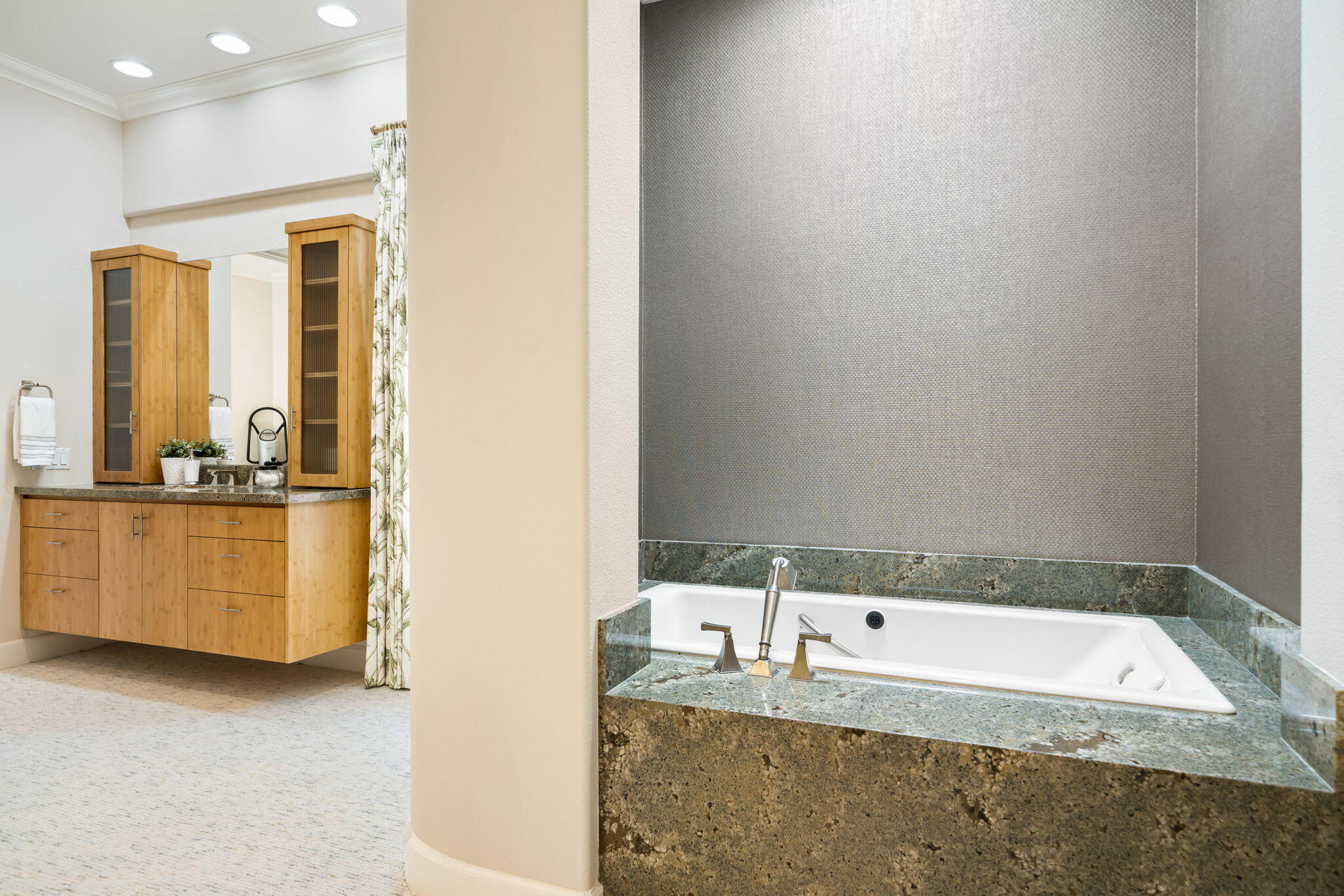 142 Loch Lomond Road Rancho Mirage, CA 92270 - Photo 44 of 62 a bathroom with a tub a sink and mirror