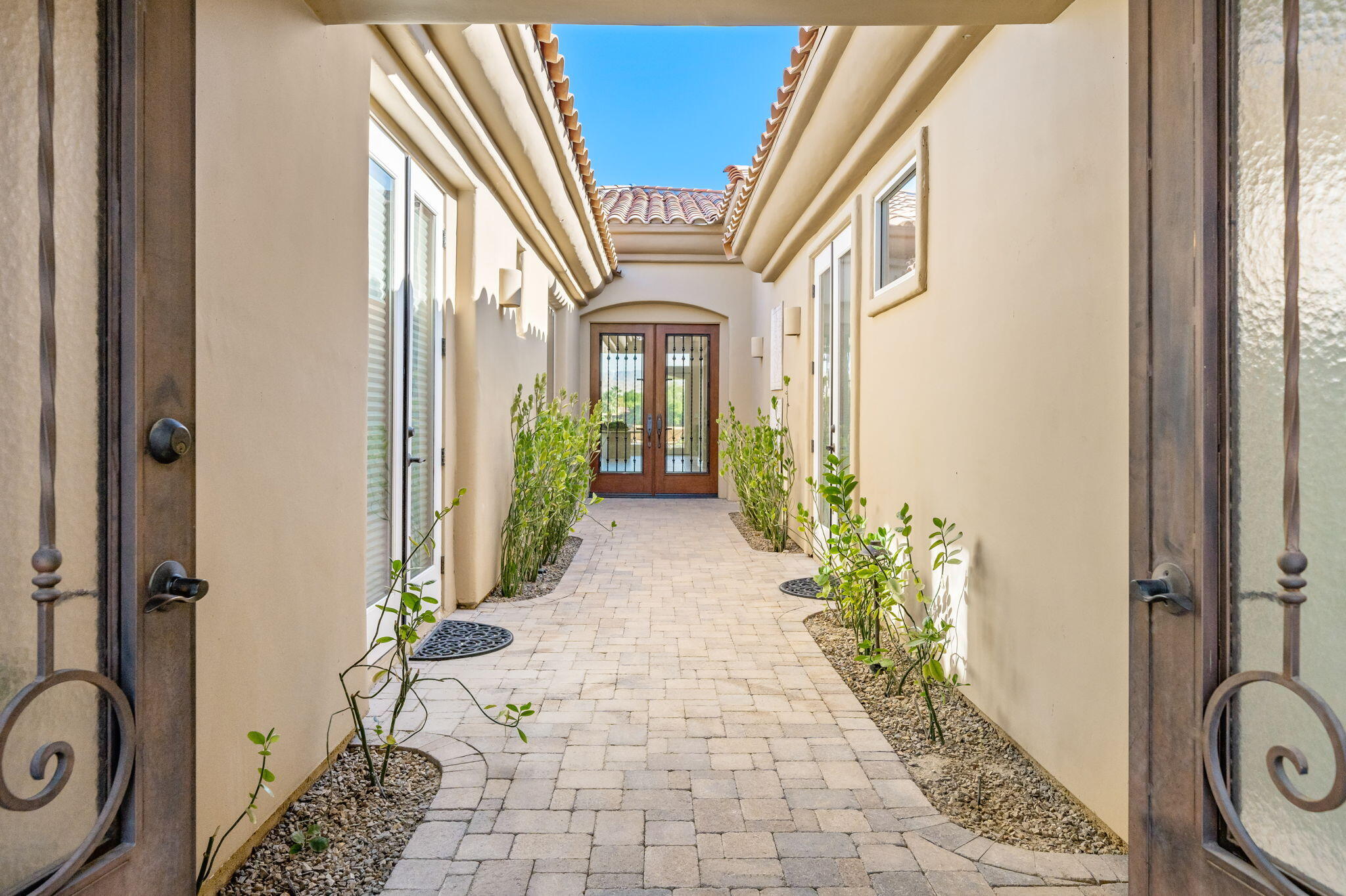 142 Loch Lomond Road Rancho Mirage, CA 92270 - Photo 8 of 62 a view of a hallway with flower pots