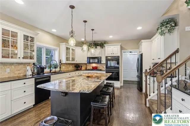 $895,000 | 25 Saddle Lane, Easton, PA 18045