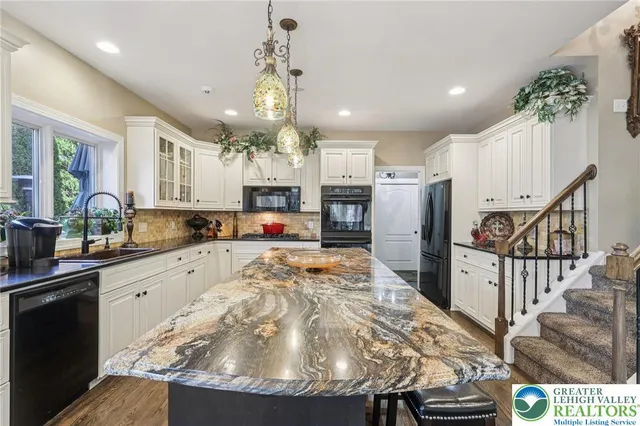 $895,000 | 25 Saddle Lane, Easton, PA 18045