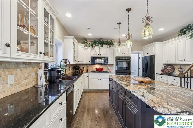 $895,000 | 25 Saddle Lane, Easton, PA 18045