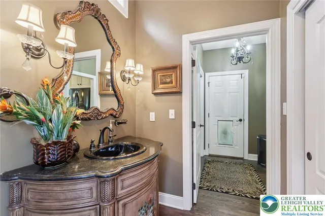 $895,000 | 25 Saddle Lane, Easton, PA 18045