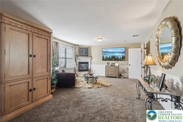 $895,000 | 25 Saddle Lane, Easton, PA 18045