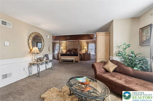 $895,000 | 25 Saddle Lane, Easton, PA 18045