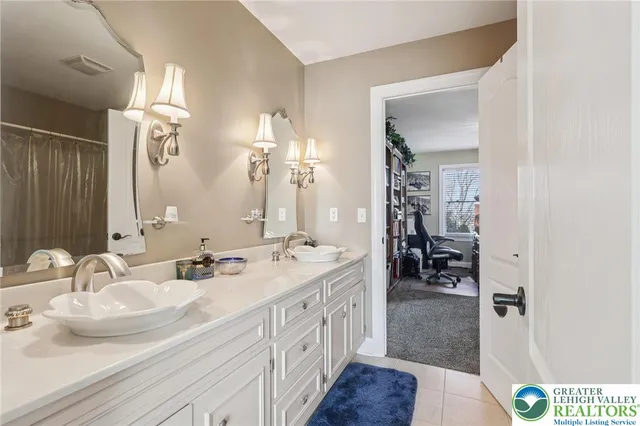 $895,000 | 25 Saddle Lane, Easton, PA 18045