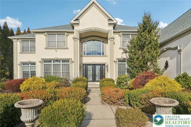 $895,000 | 25 Saddle Lane, Easton, PA 18045