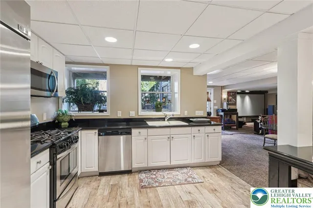 $895,000 | 25 Saddle Lane, Easton, PA 18045