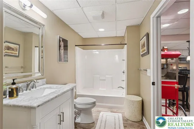 $895,000 | 25 Saddle Lane, Easton, PA 18045