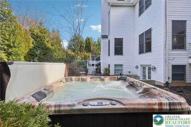 $895,000 | 25 Saddle Lane, Easton, PA 18045