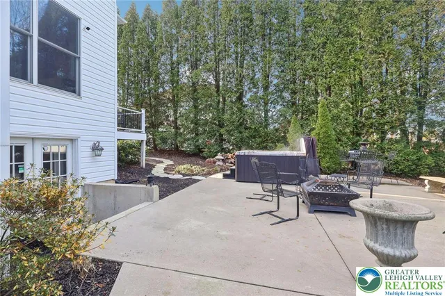 $895,000 | 25 Saddle Lane, Easton, PA 18045