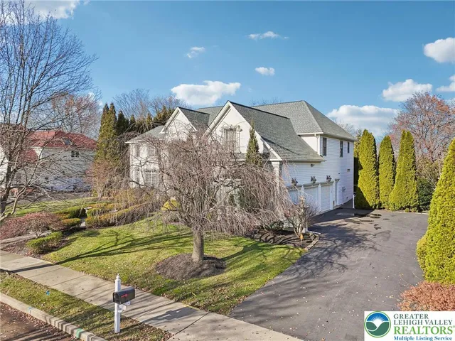 $895,000 | 25 Saddle Lane, Easton, PA 18045