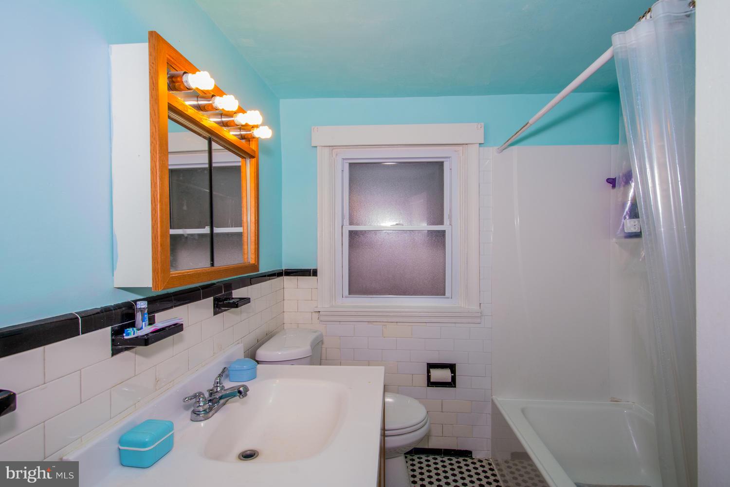 144 West Edgevale Road Baltimore, MD 21225 - Photo 9 of 15 Bathroom