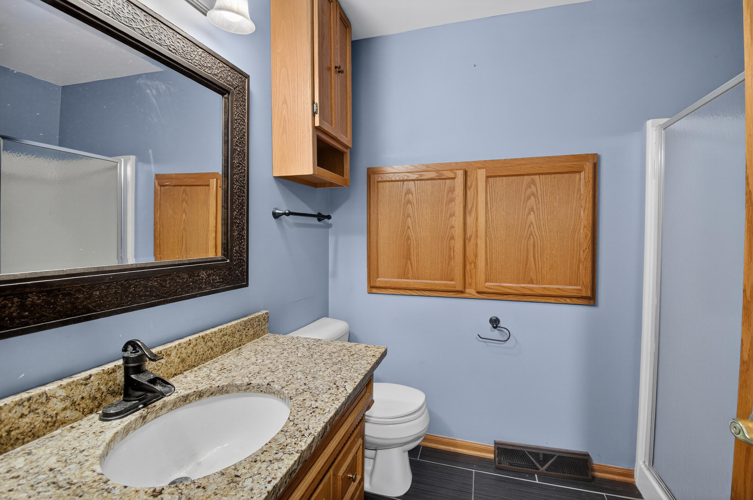 9934 28th Avenue Pleasant Prairie, WI 53158 - Photo 15 of 44 Main bathroom