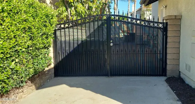 a view of a pathway of a building with wooden fence