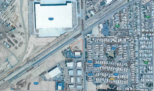 a view of entryway with a front door