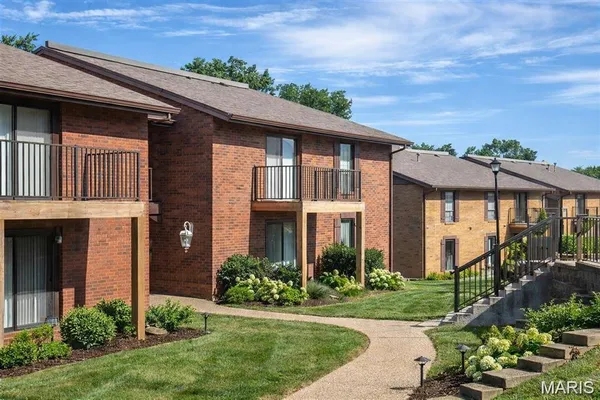 $179,000 | 5593 Baronridge Drive, Unit 5, St. Louis, MO 63129
