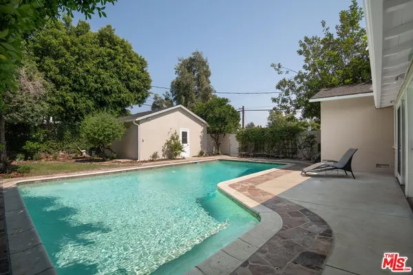a view of a house with backyard