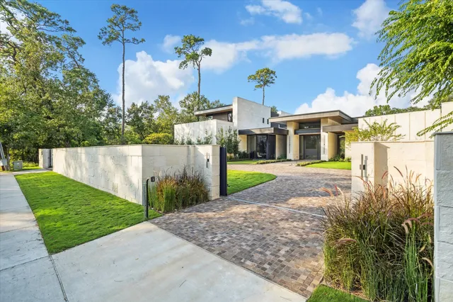 a view of a house with a yard and plants
