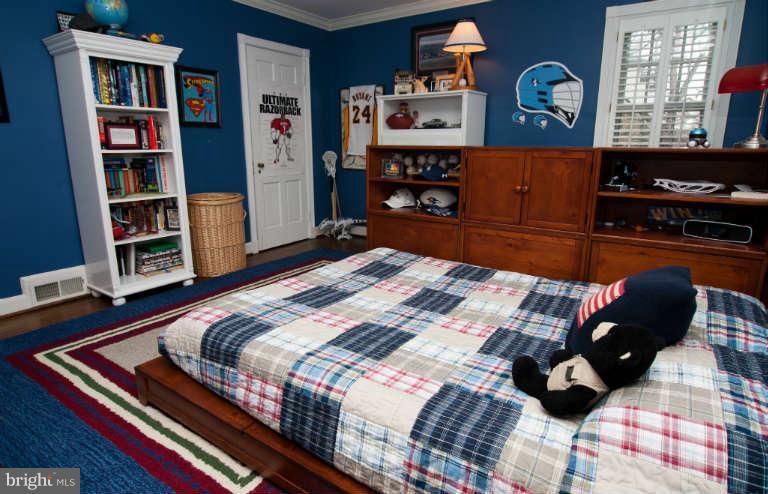 105 Goodale Road Baltimore, MD 21212 - Photo 17 of 27 a bedroom with a bed and a book shelf
