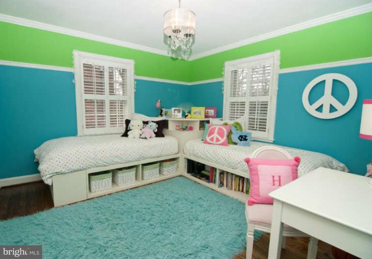 105 Goodale Road Baltimore, MD 21212 - Photo 18 of 27 a bedroom with a bed and a table
